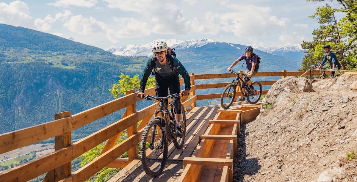 Descente en trottinette tout-terrain