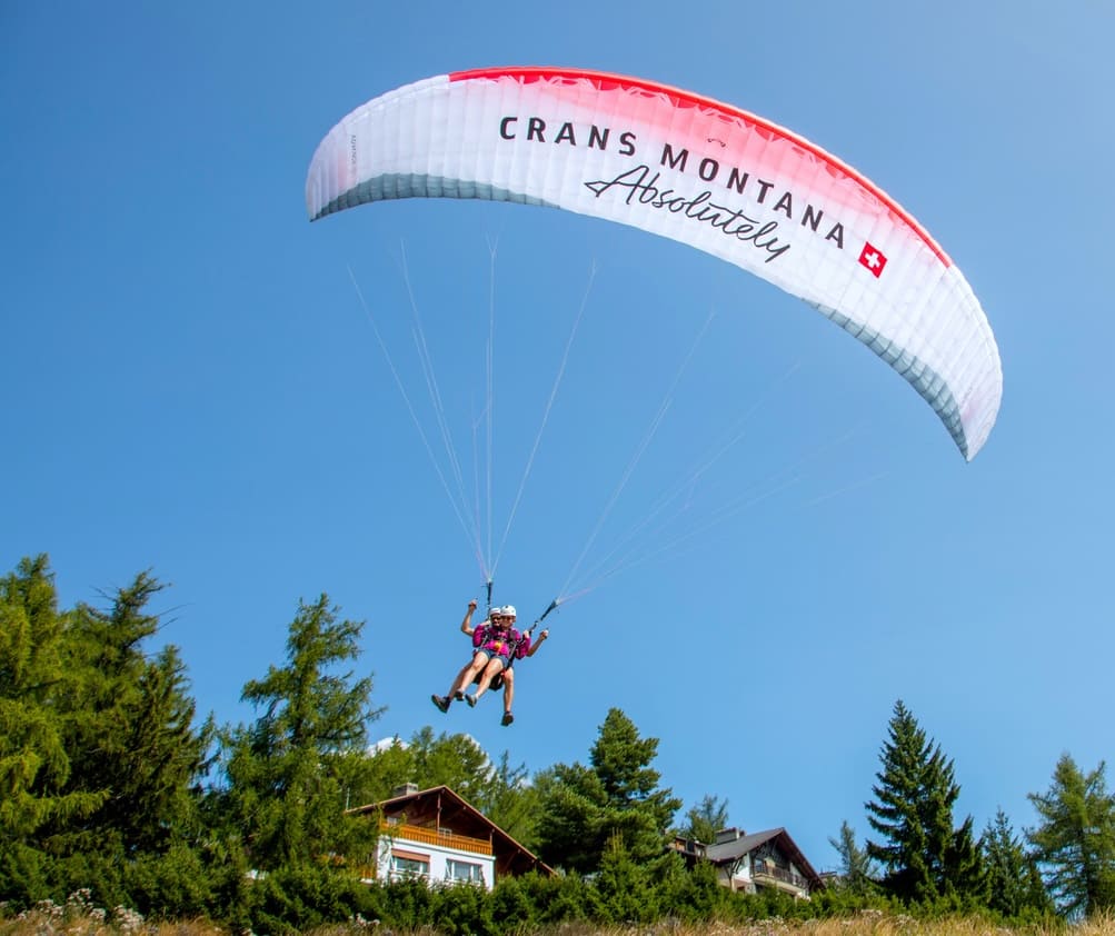 Vol en parapente au dessus de Crans-Montana dans le Valais Suisse